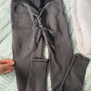 Scrunchie butt Tik tok leggings size small